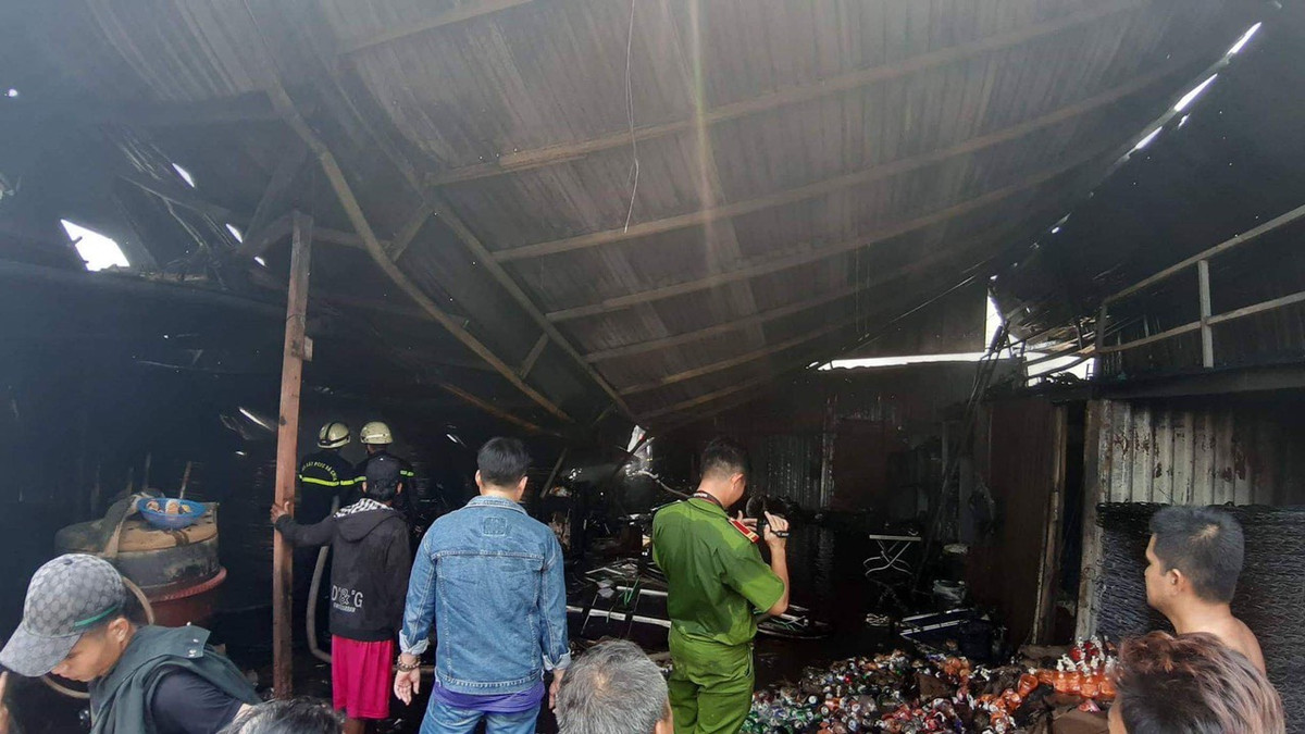 Cháy nhà xưởng chứa giường y tế, người dân tháo chạy thục mạng - Hình 2 Chay nha xuong chua giuong y te, nguoi dan thao chay thuc mang-Hinh-2