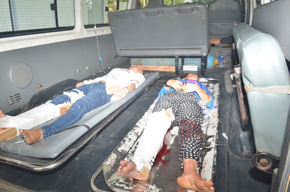 Lật xe khách chở 40 công nhân, nhiều người bị thương - Hình 2 Lat xe khach cho 40 cong nhan, nhieu nguoi bi thuong-Hinh-2