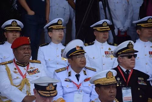 Chuẩn Đô đốc Phạm Hoài Nam (giữa), Tư lệnh Hải quân nhân dân Việt Nam, dự lễ duyệt binh.