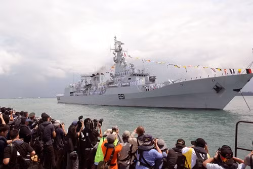 Ban tổ chức bố trí cho các phóng viên đi trên một tàu đổ bộ cùng tàu chỉ huy để dễ tác nghiệp.