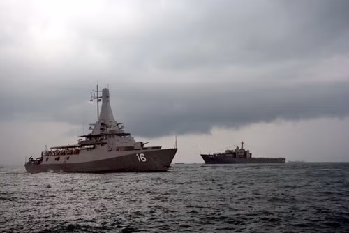 Các Tư lệnh, Phó tư lệnh Hải quân, Cảnh sát biển của các nước tới dự IMR được bố trí đi trên một tàu riêng, theo sát tàu chỉ huy trong lễ duyệt binh.