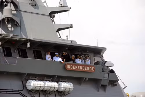 Tổng thống Singapore cùng các quan chức đi trên tàu chỉ huy RSS Independence, con tàu mới đưa vào biên chế Hải quân Singapore, để thực hiện lễ duyệt binh trên biển.
