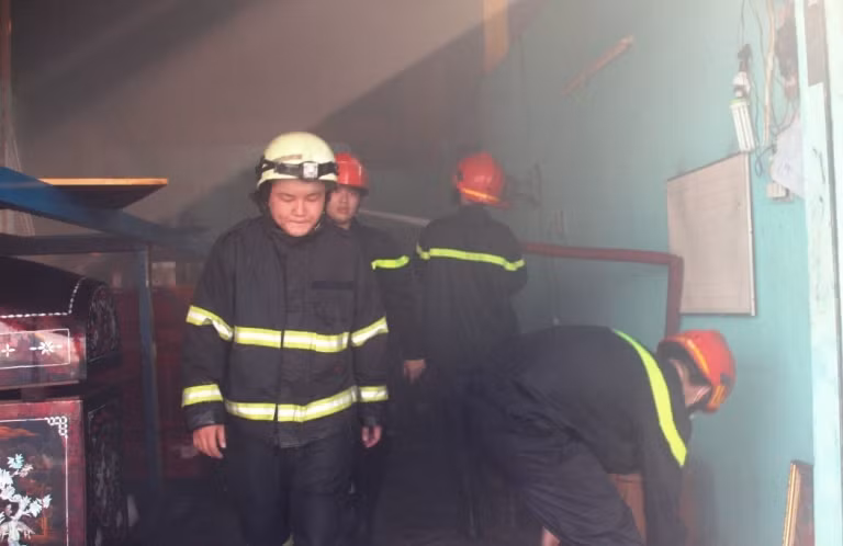 Theo thông tin ghi nhận ban đầu, có 1 nạn nhân nữ được xác định tên Nguyễn Thị Huỳnh Loan (26 tuổi) sống tại 1 trong hàng chục kiot nói trên đã tử vong do ngạt khói.