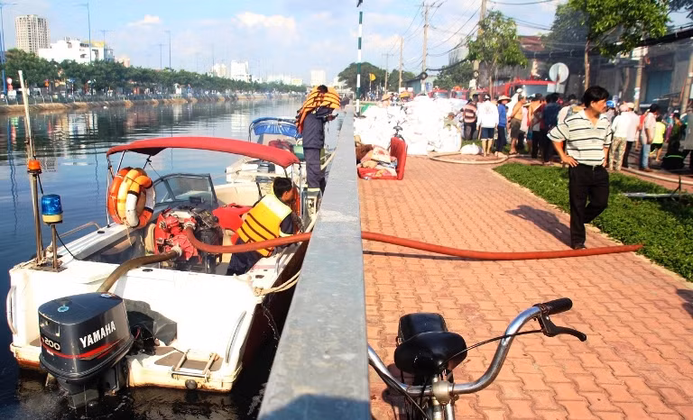 Lực lượng cứu hoả tận dụng mọi nguồn nước từ trên đường đến dưới sông để bơm lên chữa cháy.