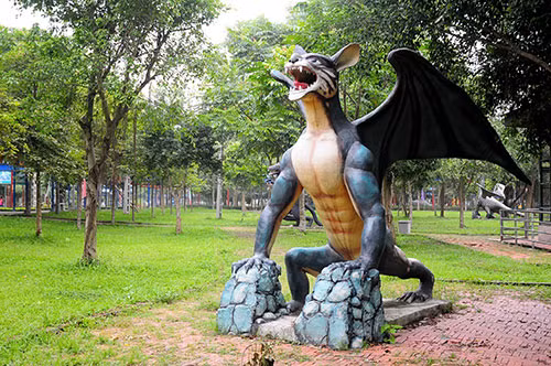 Quái thú nửa người, nửa dơi.