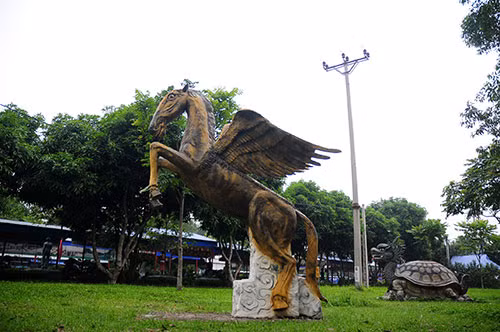 “Những con thú này được dựng hoàn toàn một cách tự nhiên, không theo khuôn mẫu hay bắt chước trên phim ảnh, sách báo gì. Từ hình ảnh chụp lại, các nghệ nhân ở Ba Vì (Sơn Tây) tự do sáng tạo để cho tượng sinh động hơn”, bà Hoa chia sẻ.