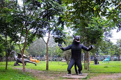 Khu vườn mang tên Vườn quái thú nằm trong khuôn viên của khu du lịch Đảo Ngọc Xanh (xã La Phù, huyện Thanh Thủy, Phú Thọ).