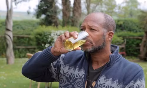 Chuyen la hom nay: "Di nhan" uong nuoc tieu thay nuoc loc gay soc