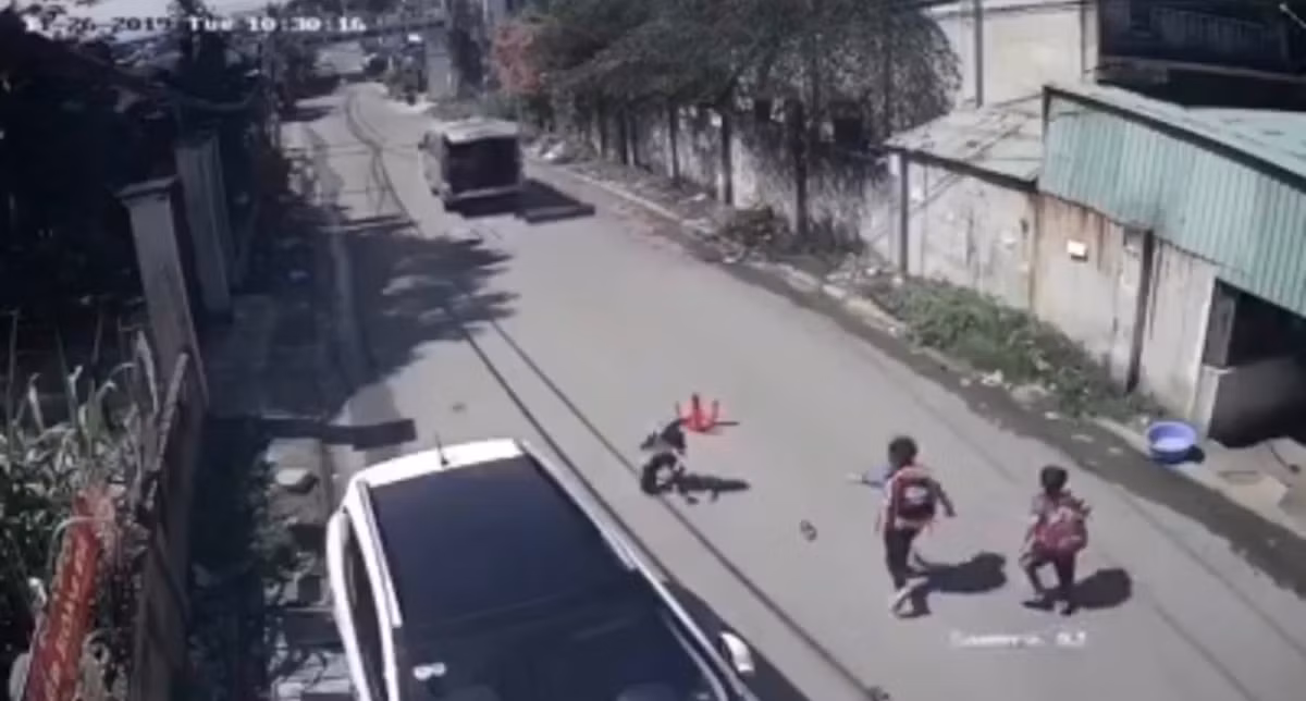 O to 16 cho lam rot 3 hoc sinh xuong duong: Phong Giao duc noi gi?