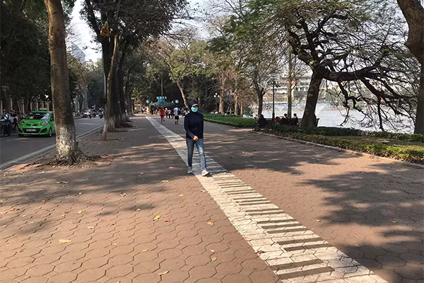 Vỉa hè Hồ Gươm có tới 20 loại gạch khác nhau là lý do khiến Hà Nội quyết bóc sạch, thay mới để đồng bộ. Nguồn ảnh: Vietnamnet