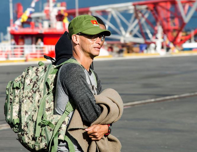 Mũ lưỡi trai cũng gắn cờ đỏ sao vàng.