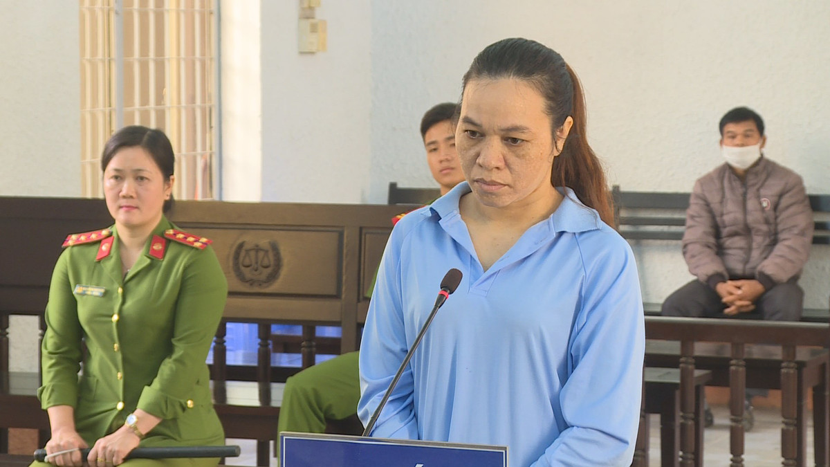 Nhan vien tram khuyen nong nhan tien chay viec linh an 13 nam tu