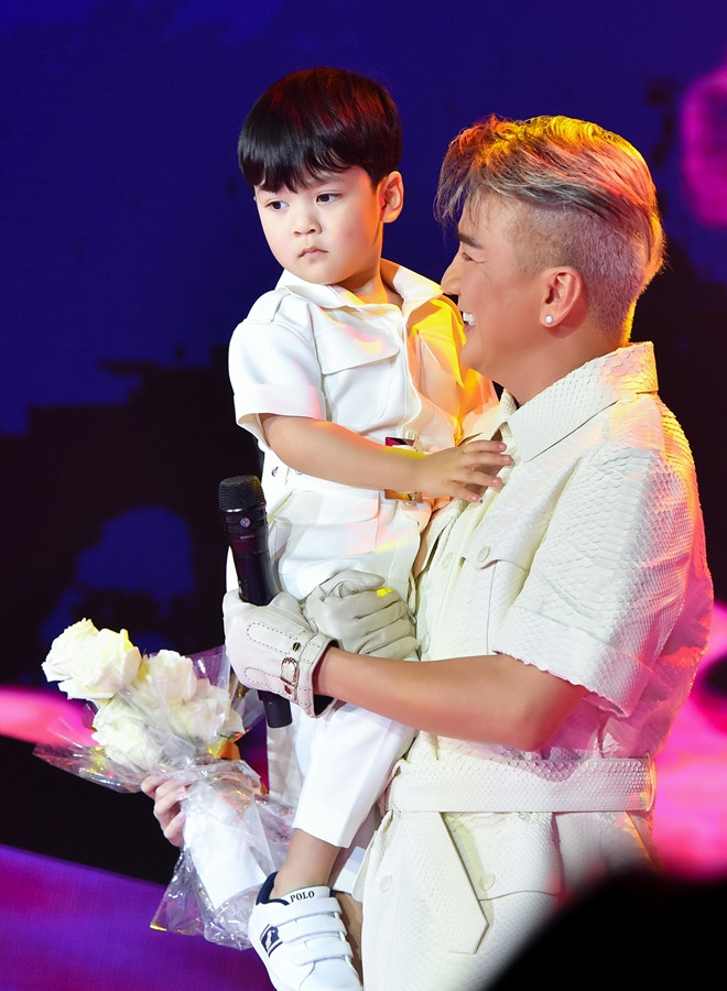 Đàm Vĩnh Hưng giàu cỡ nào trước khi công khai con trai ruột? Dam Vinh Hung giau co nao truoc khi cong khai con trai ruot?