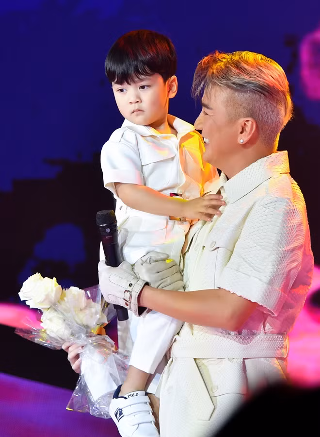 Đàm Vĩnh Hưng giàu cỡ nào trước khi công khai con trai ruột? Dam Vinh Hung giau co nao truoc khi cong khai con trai ruot?