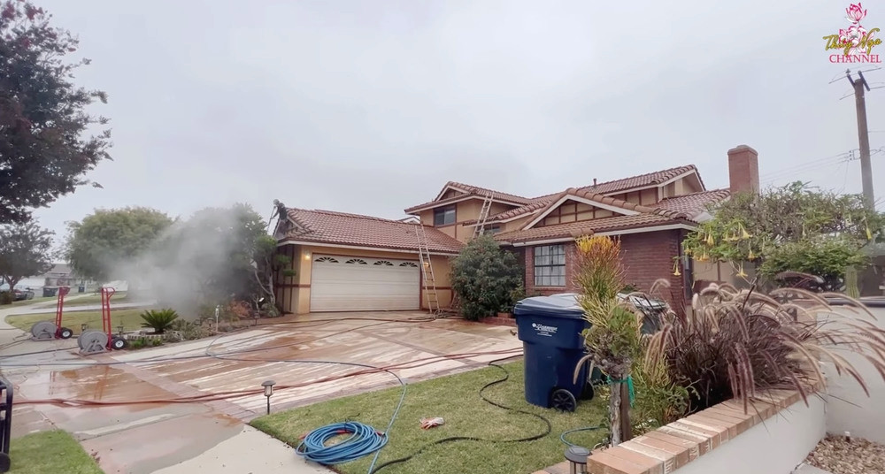 Vì thuê đội ngũ chuyên nghiệp nên tổng số tiền mà nữ danh hài phải bỏ ra để rửa sạch mái nhà lên đến 3000 USD (gần 80 triệu đồng).