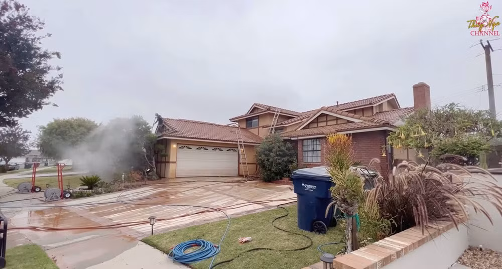 Vì thuê đội ngũ chuyên nghiệp nên tổng số tiền mà nữ danh hài phải bỏ ra để rửa sạch mái nhà lên đến 3000 USD (gần 80 triệu đồng).