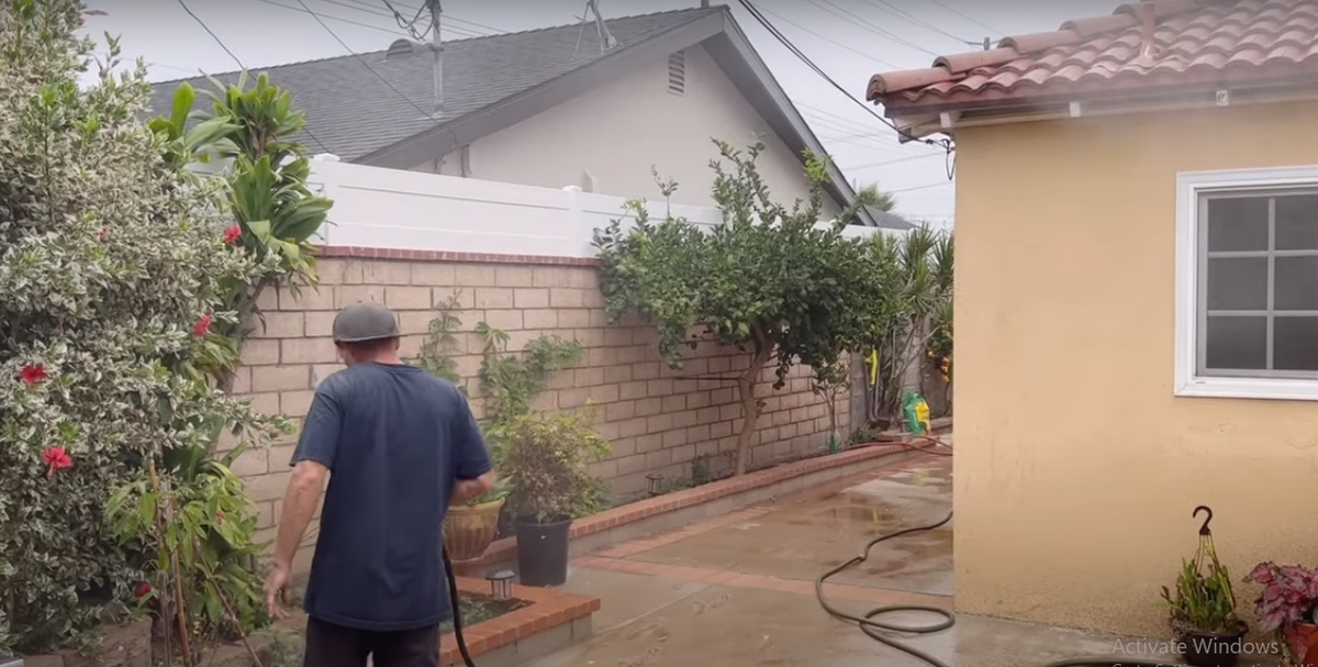 Không gian sân vườn rộng rãi, trồng nhiều cây như cam, hồng, bưởi... Nguồn ảnh: Youtube Thuý Nga