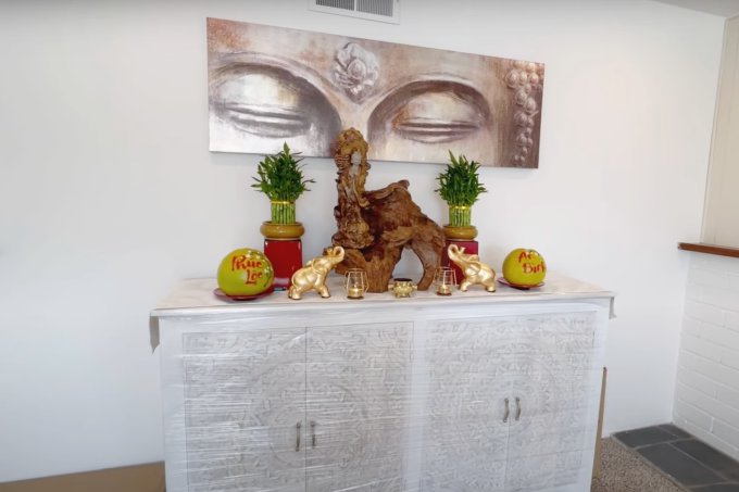  Thúy Nga trưng bày nhiều tượng và tranh Phật trong nhà, giúp mang đến cảm giác bình yên.