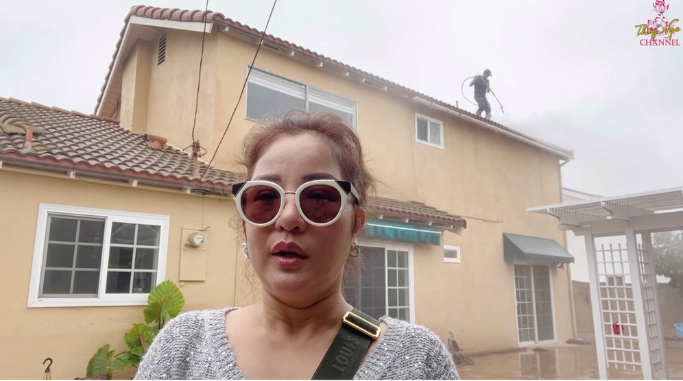 Mới đây, trên trang YouTube cá nhân, Thúy Nga đăng tải đoạn video chia sẻ về việc cô thuê đội ngũ chuyên nghiệp đến rửa mái nhà của mình.