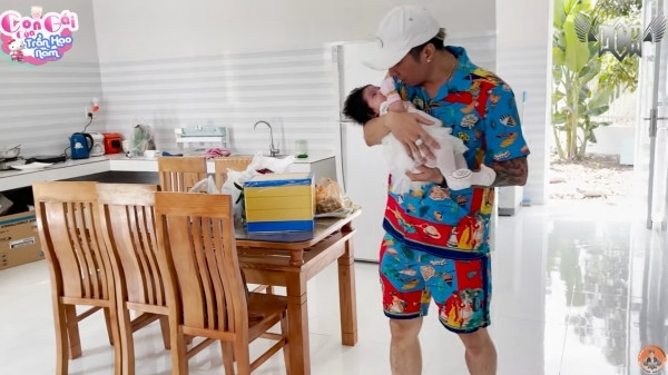 Phòng bếp không quá cầu kỳ, sử dụng gam màu trắng chủ đạo. Ảnh: Chụp màn hình