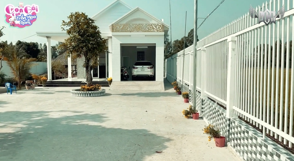 Sau quá trình lao động miệt mài, nam ca sĩ đã xây dựng được cơ ngơi khủng ở quê. Ảnh: Chụp màn hình