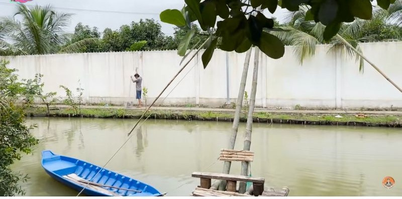 Phần đất xung quanh nhà được nam ca sĩ xây thêm ao hồ. Ảnh: Chụp màn hình