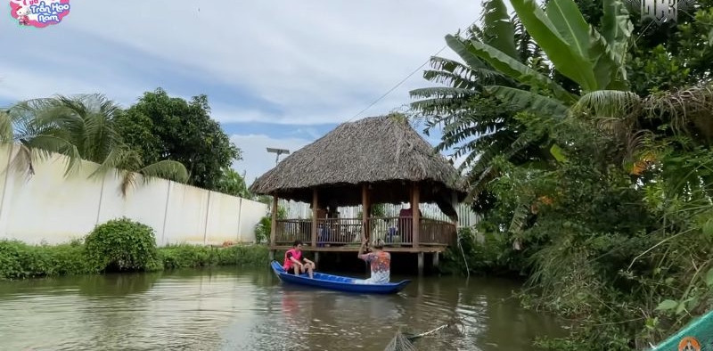 Không gia xung quanh thoáng đãng. Trong khuôn viên, nam ca sĩ xây thêm một nhà chài để gia đình tụ họp và tận hưởng không khí trong lành. Ảnh: Chụp màn hình