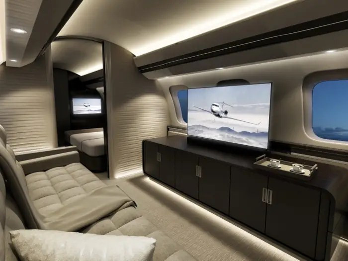 Bên trong máy bay của Bernard Arnault chia làm 4 cabin, tương đương với 4 không gian sinh hoạt. Cabin đầu tiên là khu vực ăn uống với ghế da và bàn gập để có thể chuyển thành phòng họp ngay khi cần. Cabin thứ 2 là không gian để giải trí, được trang bị wifi...