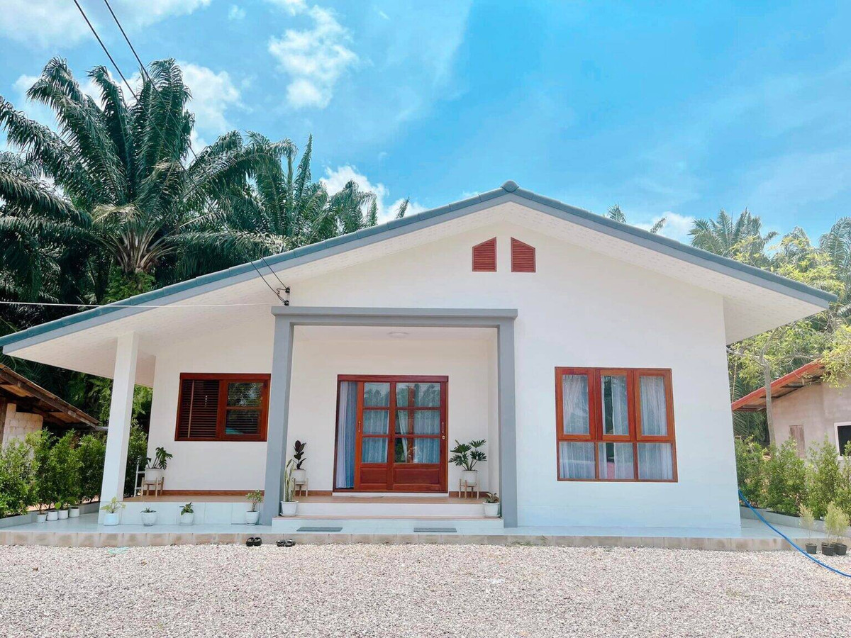 Mẫu nhà cấp 4 điển hình ở các vùng quê vói diện tích đất rộng rãi, các hướng đều thoáng. Nhà thiết kế được 3 phòng ngủ, ưu tiên sự tiện nghi trong sinh hoạt. Ảnh: Happynest