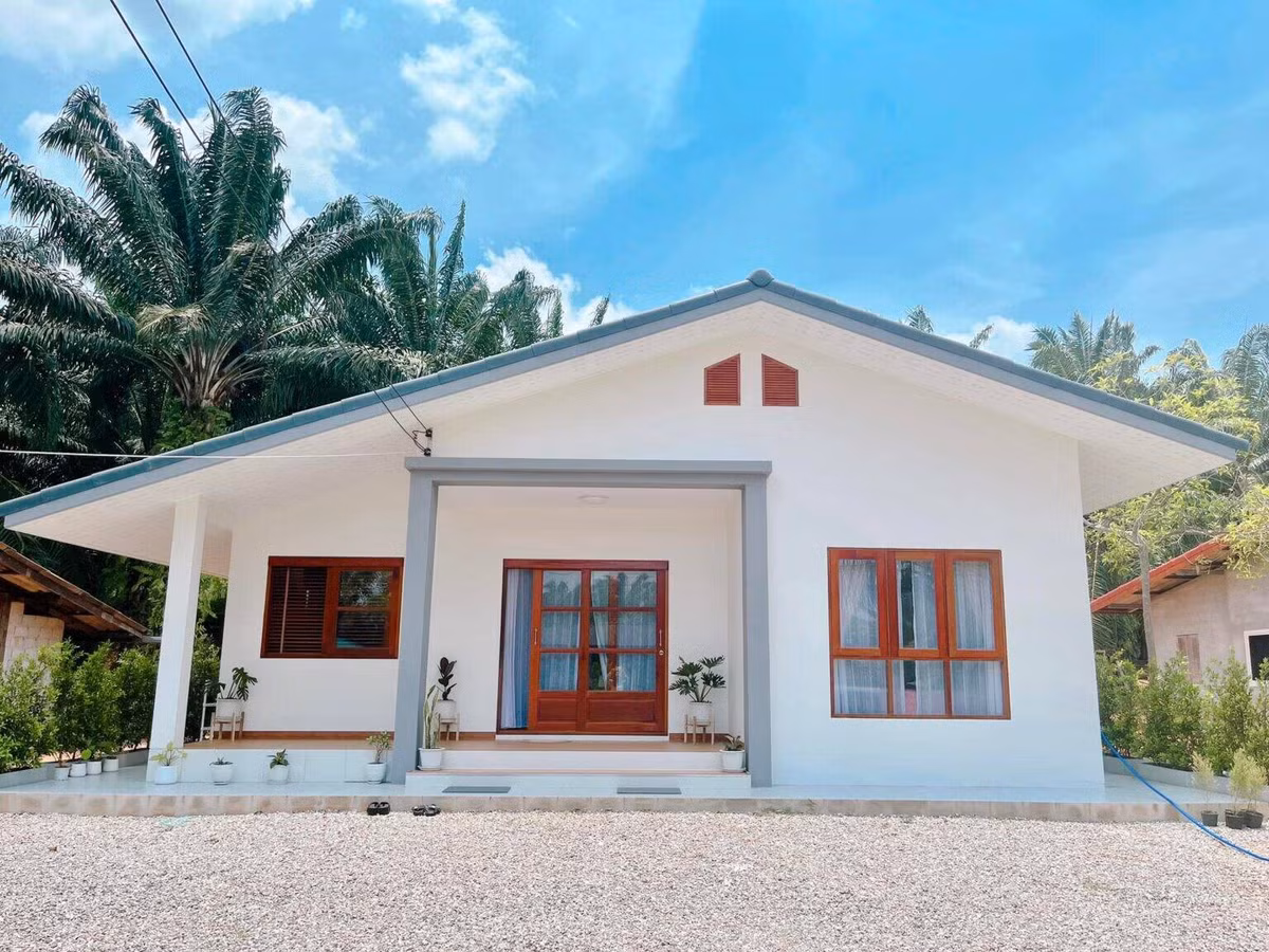 Mẫu nhà cấp 4 điển hình ở các vùng quê vói diện tích đất rộng rãi, các hướng đều thoáng. Nhà thiết kế được 3 phòng ngủ, ưu tiên sự tiện nghi trong sinh hoạt. Ảnh: Happynest