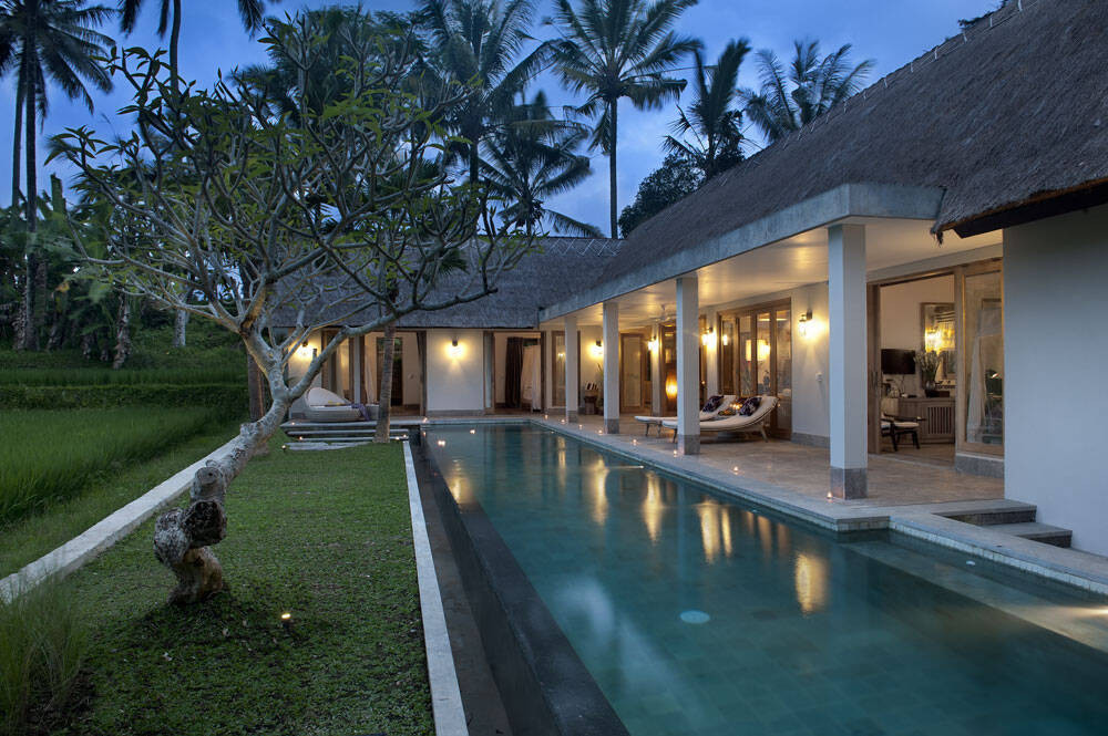 Nhà cấp 4 phong cách nghỉ dưỡng mang đậm hình ảnh làng quê xưa với mái tranh, tường trắng. Ảnh: Happynest