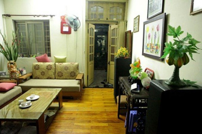 Bên trong nhà đơn giản, ấm cúng, trang trí nhiều hoa tươi. Ảnh: Internet