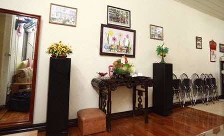 Căn nhà nằm trên gác hai của một khu tập thể cũ, có một phòng khách thông với bếp và phòng ăn. Ảnh: Internet