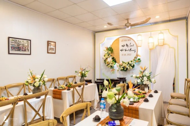 Trong ngày ăn hỏi, căn nhà phố cổ của Đỗ Mỹ Linh được trang hoàng lại. Ảnh: Zing