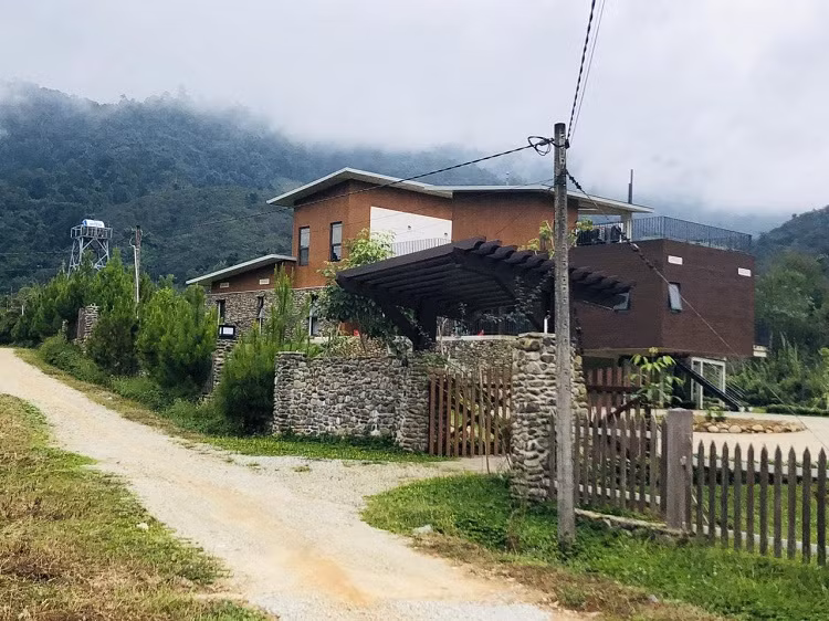 Để bảo toàn được nguyên trạng mảnh đất, gia chủ bàn bạc với kiến trúc sư để căn biệt thự được xây dựng ở vị trí nằm gác lên quả đồi thay vì san lấp thành mặt bằng. Ảnh: Dân trí