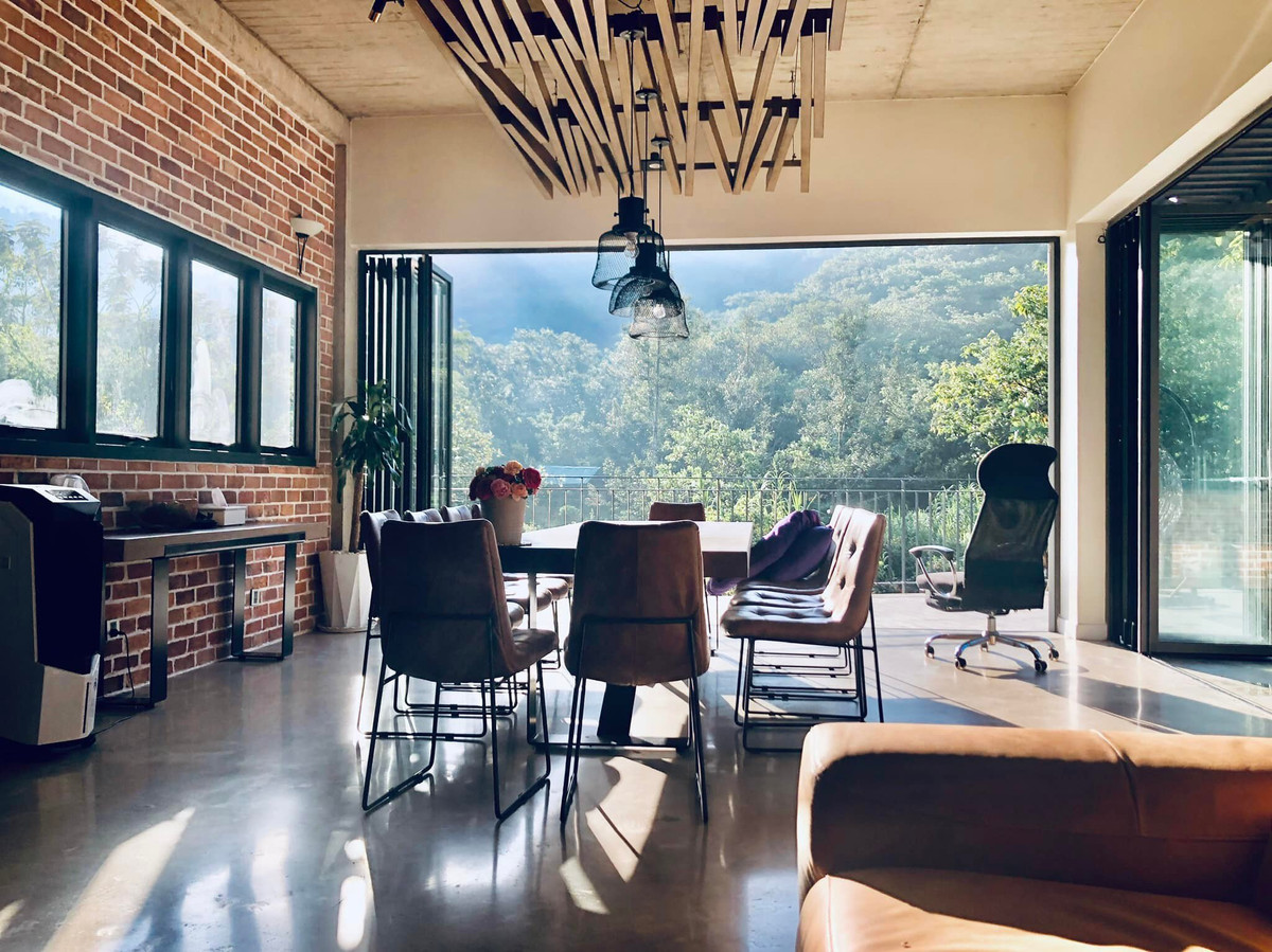 Phòng khách có tầm nhìn rộng mở ra cảnh quan bên ngoài. Ảnh: Vietnamnet