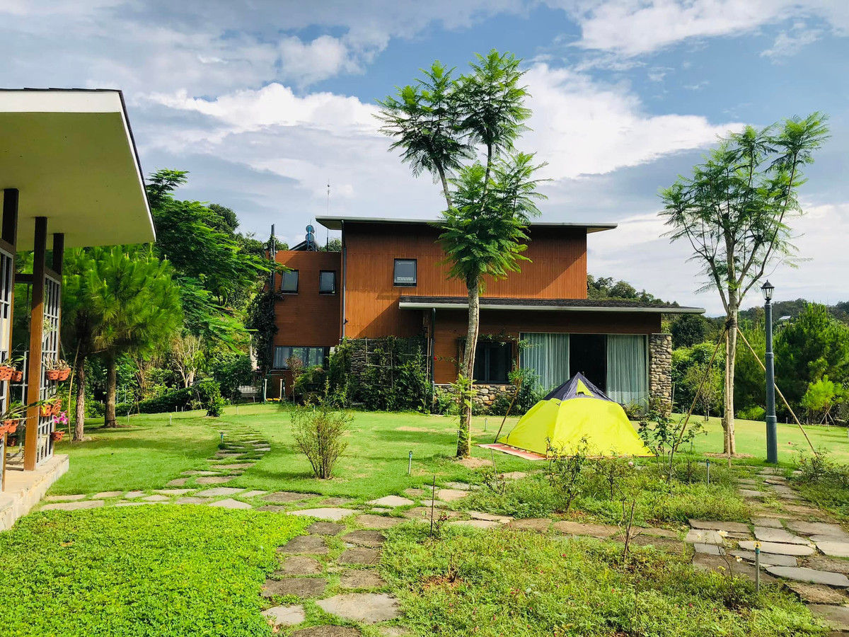  Ngôi nhà ưu tiên sử dụng các loại vật liệu thân thiện với môi trường như mái nhà bê tông lợp ngói nhựa Hàn Quốc, có thiết kế pin năng lượng mặt trời. Ảnh: Vietnamnet