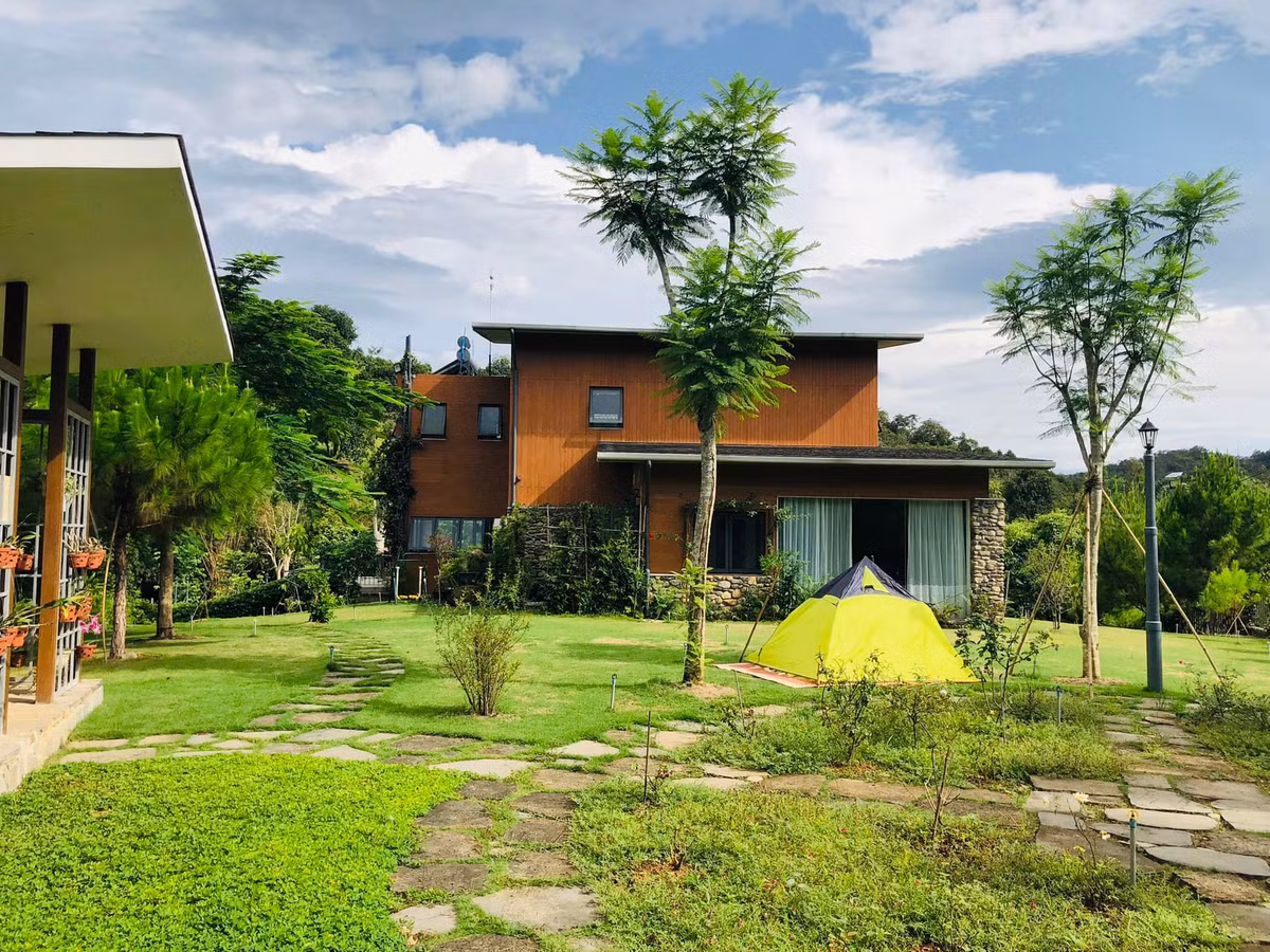  Ngôi nhà ưu tiên sử dụng các loại vật liệu thân thiện với môi trường như mái nhà bê tông lợp ngói nhựa Hàn Quốc, có thiết kế pin năng lượng mặt trời. Ảnh: Vietnamnet