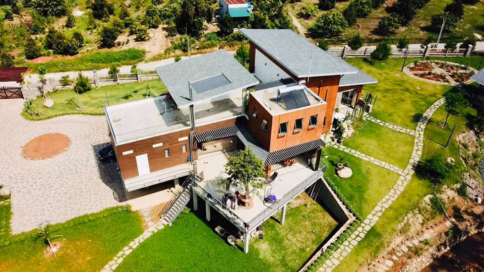 Trên mảnh đất rộng 10.000m2, anh Tom Tran xây dựng công trình nhà ở có diện tích 1.000m2. Ảnh: Vietnamnet