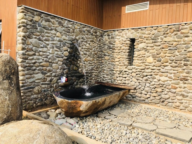 Tường nhà được bài trí cách điệu với nhiều chất liệu khác nhau như gỗ conwood chịu nhiệt, gạch cổ,... Ảnh: Dân trí