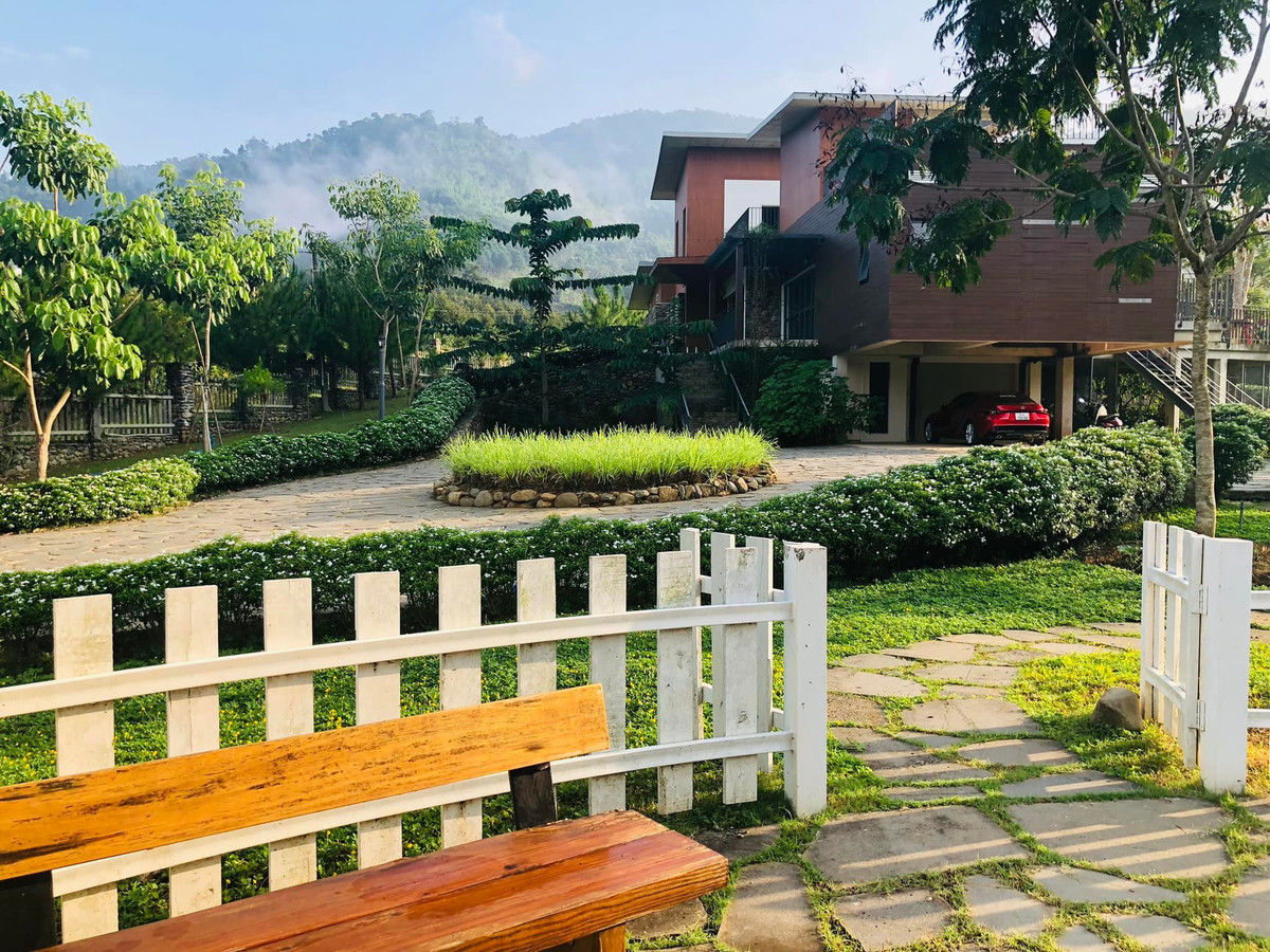 Kết cấu của căn biệt thự là những khối hình hộp chồng lên nhau. Một số khối được “đẩy” ra ngoài mà không có cột đỡ, sử dụng vật liệu bằng bê tông cốt thép nặng. Ảnh: Vietnamnet