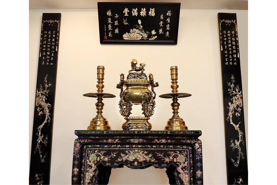 Trên ban thờ tổ tiên của các gia đình trung lưu xưa luôn có bộ lư đồng đắt đỏ. Ảnh: DogoxuaDucThien