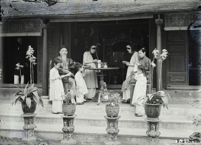 Phụ nữ nhà giàu xưa ở Hà Nội mặc áo dài lụa là gấm vóc trong dịp Tết. Ảnh: tư liệu