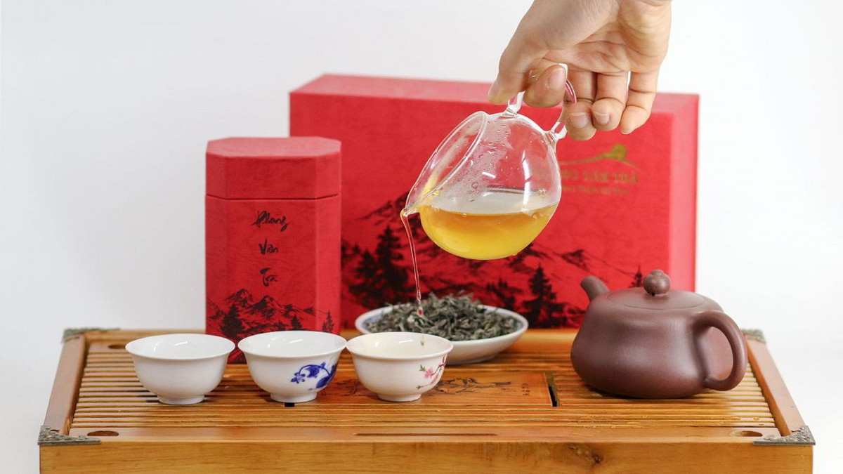 Với các gia đình giàu có ở Hà Nội xưa, trà biếu Tết phải là loại hảo hạng, đựng trong lọ thủy tinh, bọc giấy đỏ. Ảnh minh hoạ