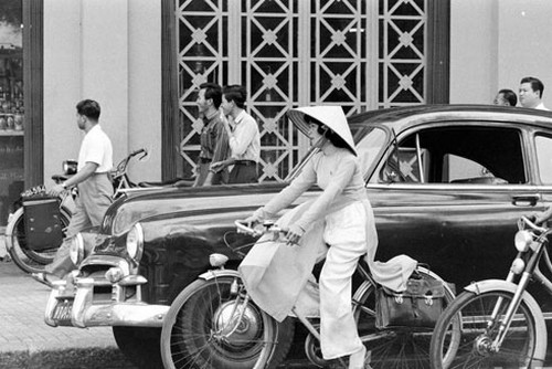 Trang phục diện Tết của các gia đình có điều kiện ở Hà Nội vô cùng cầu kỳ. Ảnh: ANTĐ