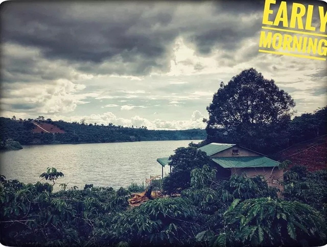 Đó là một căn nhà nhỏ dưới chân núi thơ mộng.