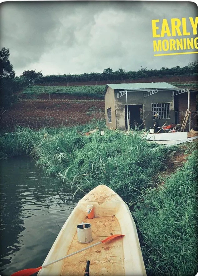 Căn nhà của rapper Tiến Đạt có địa thế lưng dựa núi, mặt hướng gần hồ, "lọt thỏm" giữa không gian ngập tràn cà phê rộng lớn.