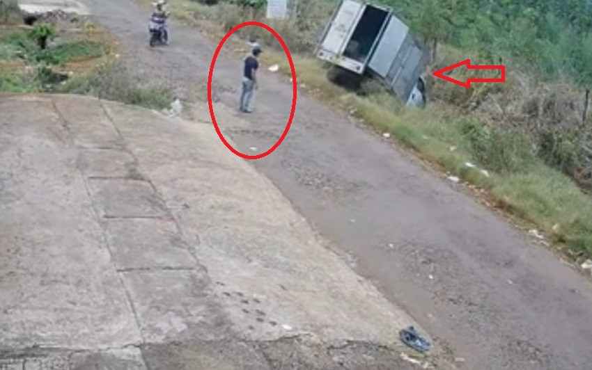 O to tu lao dau xuong ruong, tai xe bat luc duoi theo-Hinh-2