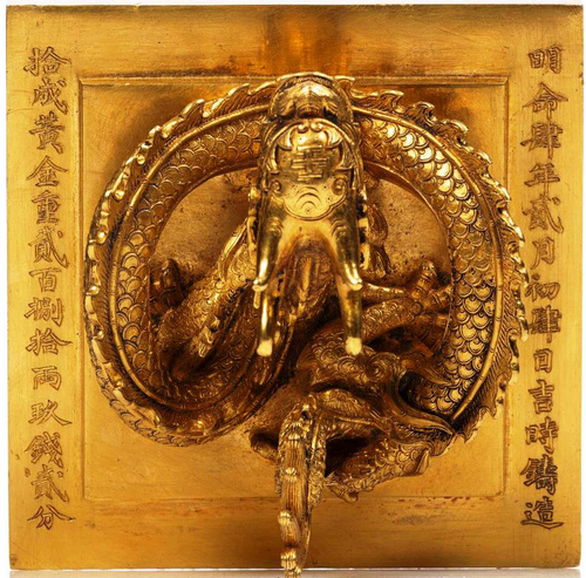 Theo giới thiệu của MILLON, ấn vàng này cao 10,4cm, mặt ấn hình vuông nặng 10,78kg. Quai ấn đúc hình một con rồng uốn khúc, đầu ngẩng cao, mắt nhìn về phía trước. Ảnh: MILLON.COM