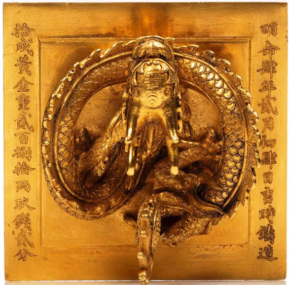 Theo giới thiệu của MILLON, ấn vàng này cao 10,4cm, mặt ấn hình vuông nặng 10,78kg. Quai ấn đúc hình một con rồng uốn khúc, đầu ngẩng cao, mắt nhìn về phía trước. Ảnh: MILLON.COM